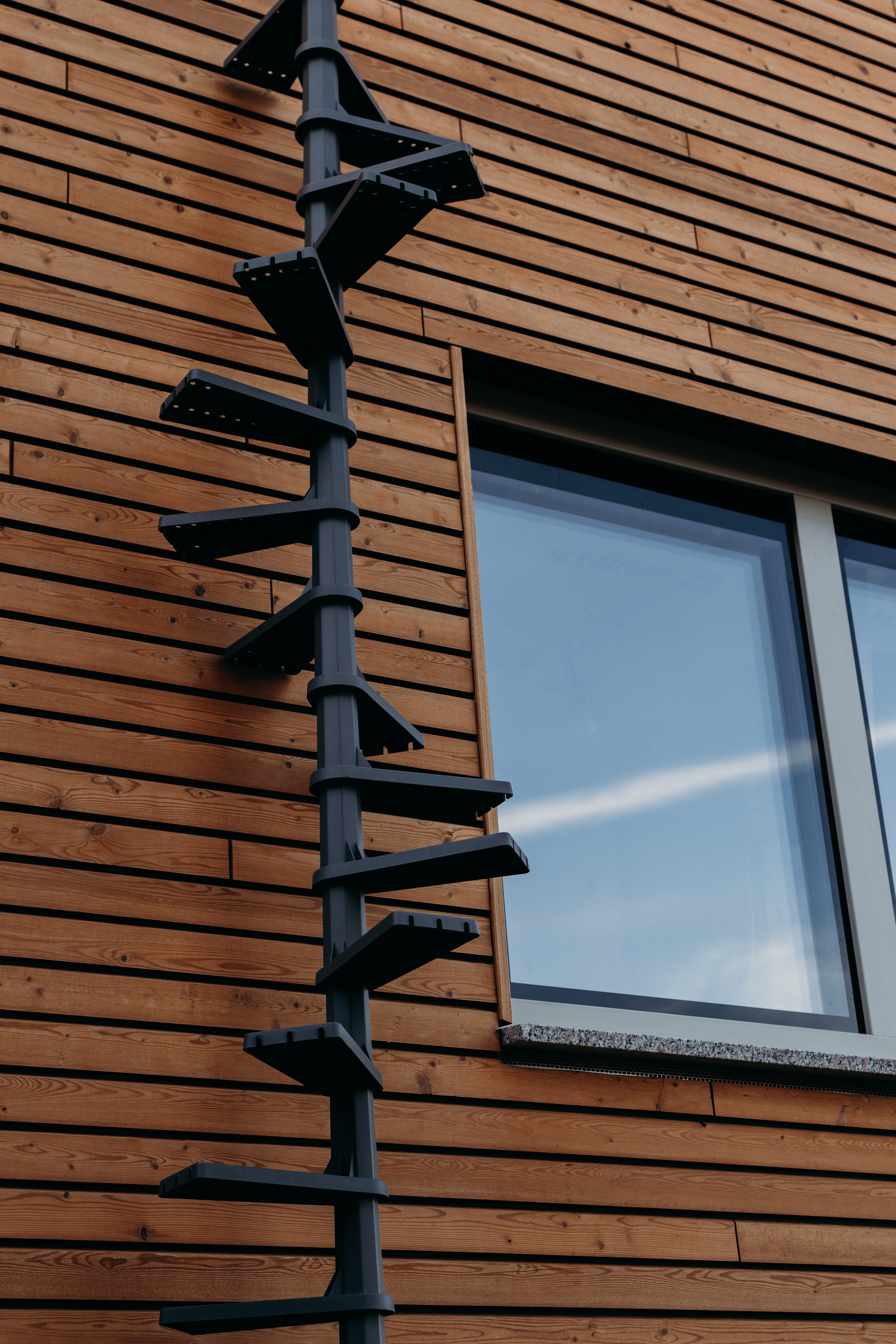 FeliStair Katznetreppe an Holzdfassade montiert
