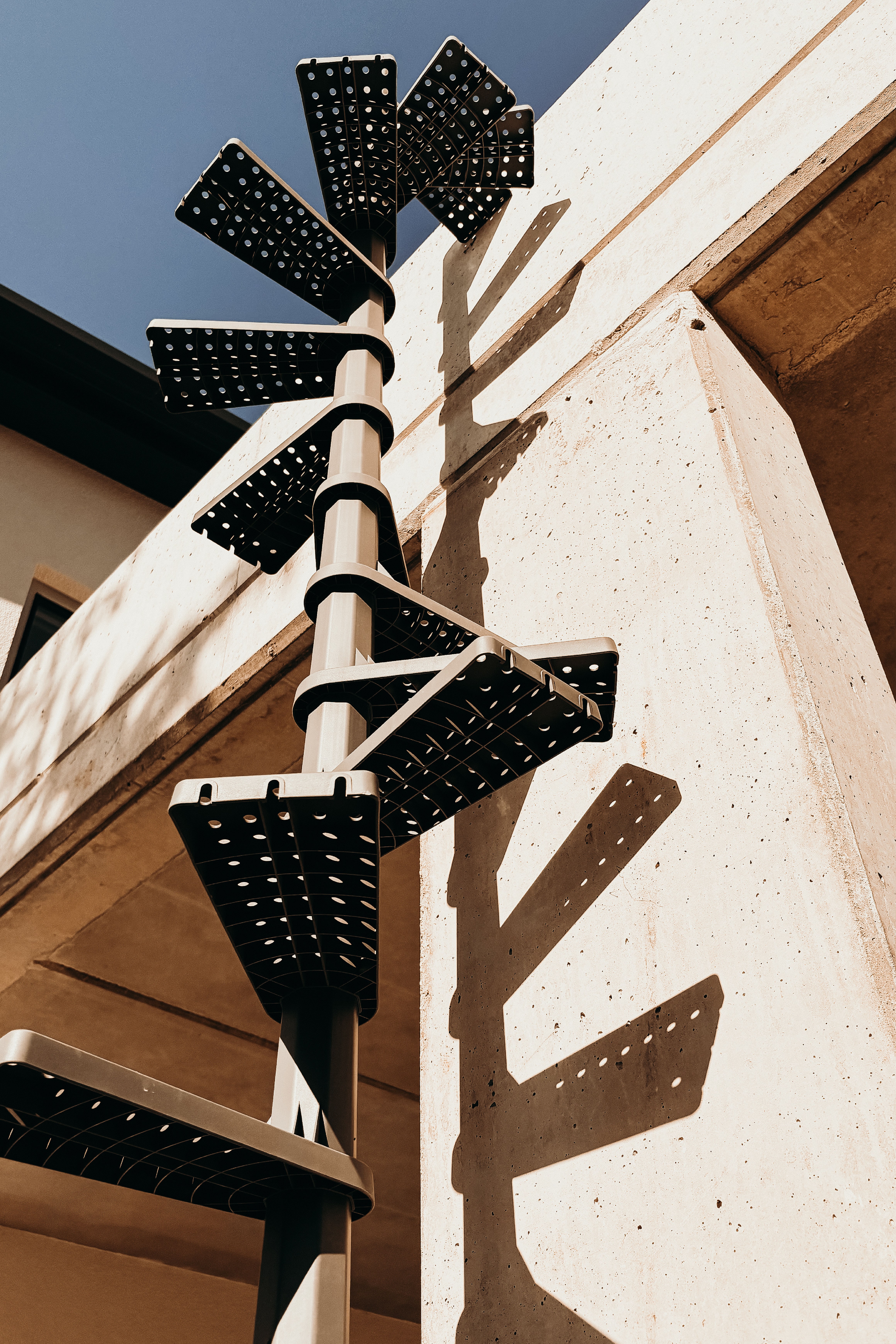FeliStair Katznetreppe an Betonpfeiler montiert